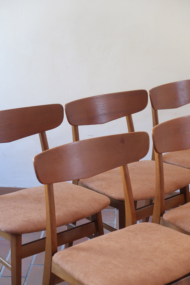 Six chaises Farstrup en teck des années 60 avec assises retapissées ton chaud et dossier galbé scandinave.