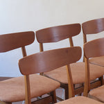 Six chaises Farstrup en teck des années 60 avec assises retapissées ton chaud et dossier galbé scandinave.