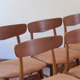 Six chaises Farstrup en teck des années 60 avec assises retapissées ton chaud et dossier galbé scandinave.