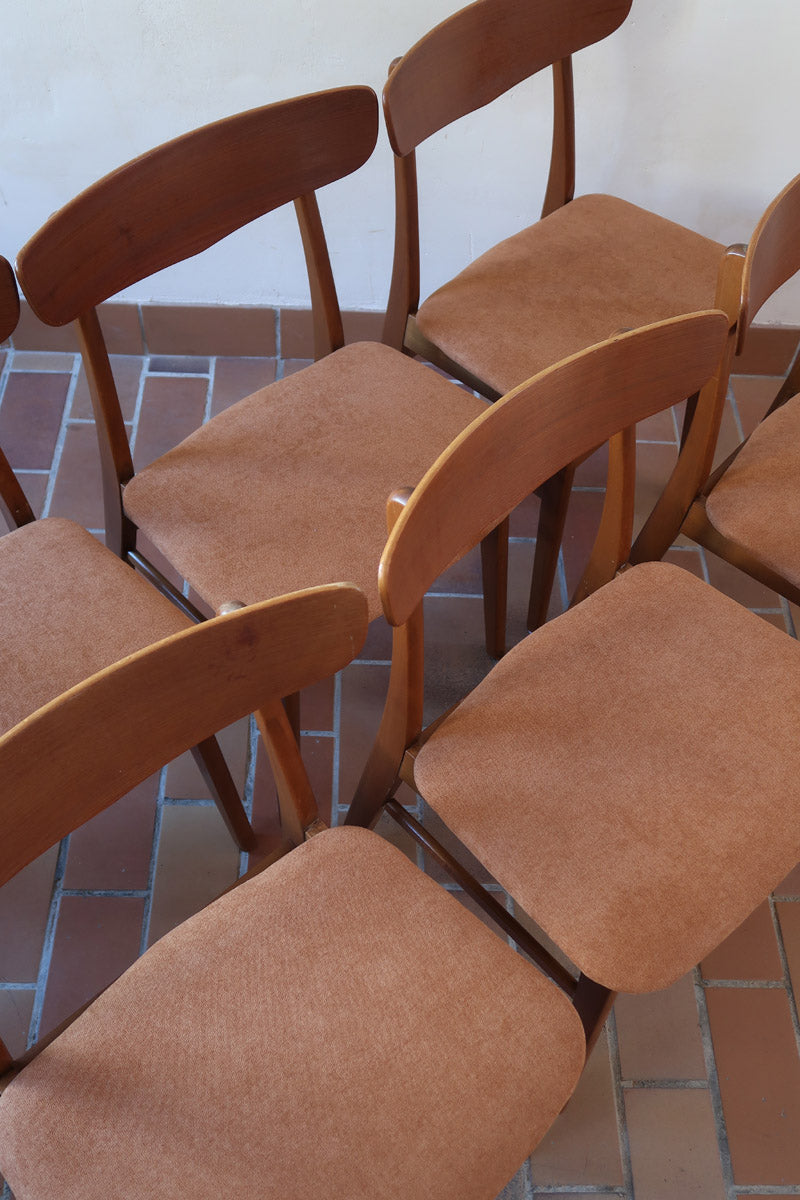 Six chaises Farstrup en teck des années 60 avec assises retapissées ton chaud et dossier galbé scandinave.