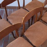 Six chaises Farstrup en teck des années 60 avec assises retapissées ton chaud et dossier galbé scandinave.