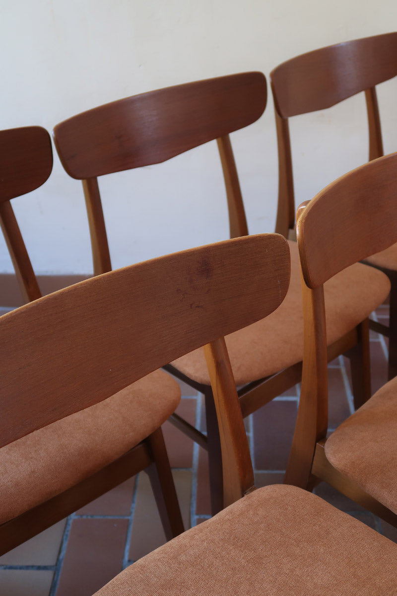 Six chaises Farstrup en teck des années 60 avec assises retapissées ton chaud et dossier galbé scandinave.