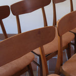 Six chaises Farstrup en teck des années 60 avec assises retapissées ton chaud et dossier galbé scandinave.