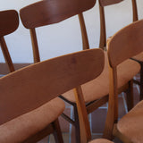 Six chaises Farstrup en teck des années 60 avec assises retapissées ton chaud et dossier galbé scandinave.
