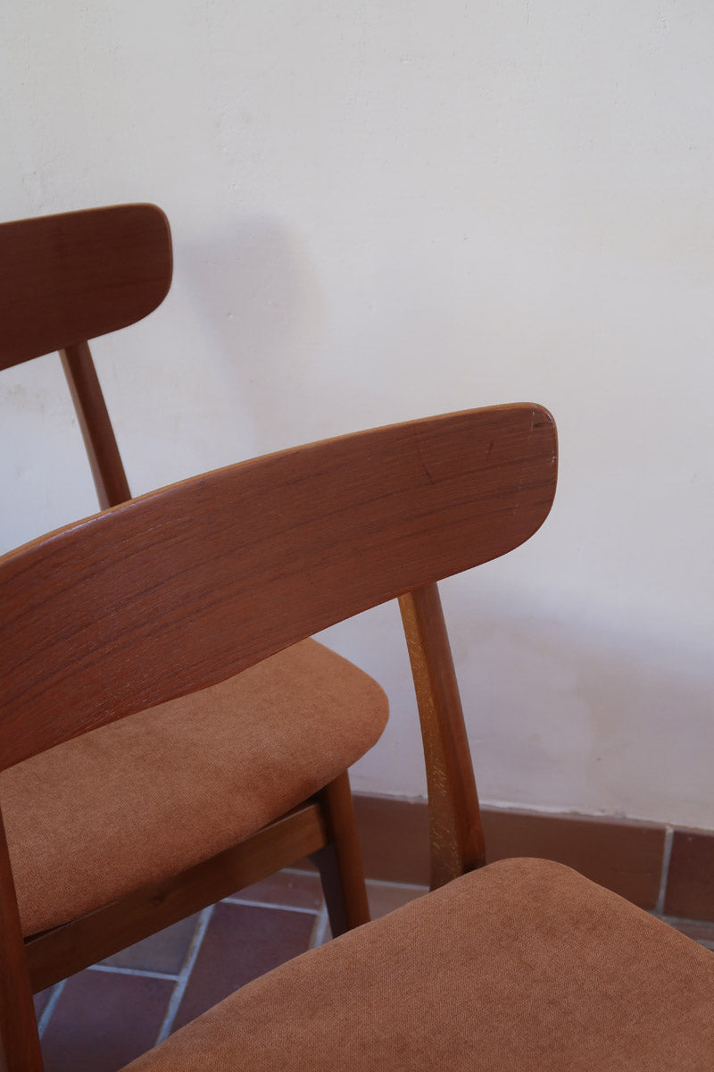 Six chaises Farstrup en teck des années 60 avec assises retapissées ton chaud et dossier galbé scandinave.