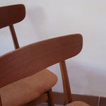 Six chaises Farstrup en teck des années 60 avec assises retapissées ton chaud et dossier galbé scandinave.