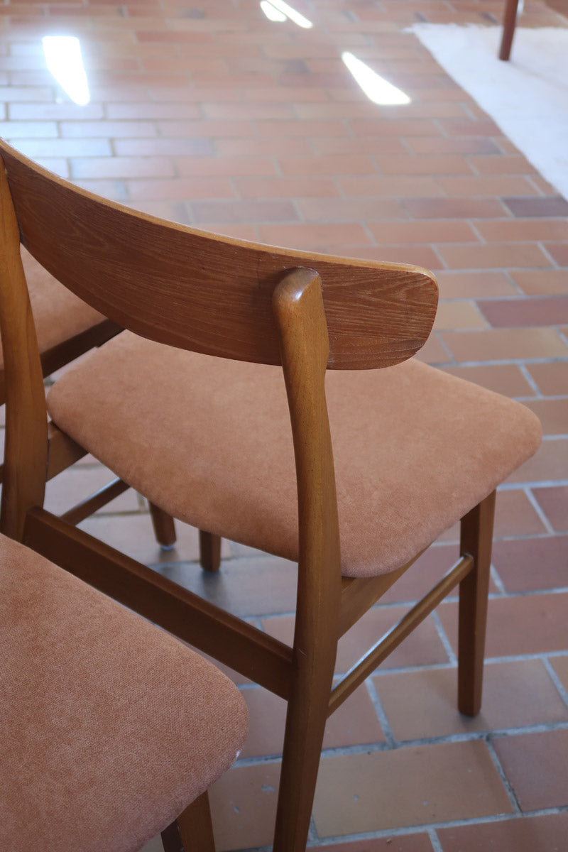 Six chaises Farstrup en teck des années 60 avec assises retapissées ton chaud et dossier galbé scandinave.