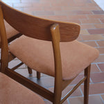 Six chaises Farstrup en teck des années 60 avec assises retapissées ton chaud et dossier galbé scandinave.
