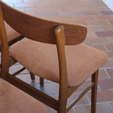 Six chaises Farstrup en teck des années 60 avec assises retapissées ton chaud et dossier galbé scandinave.