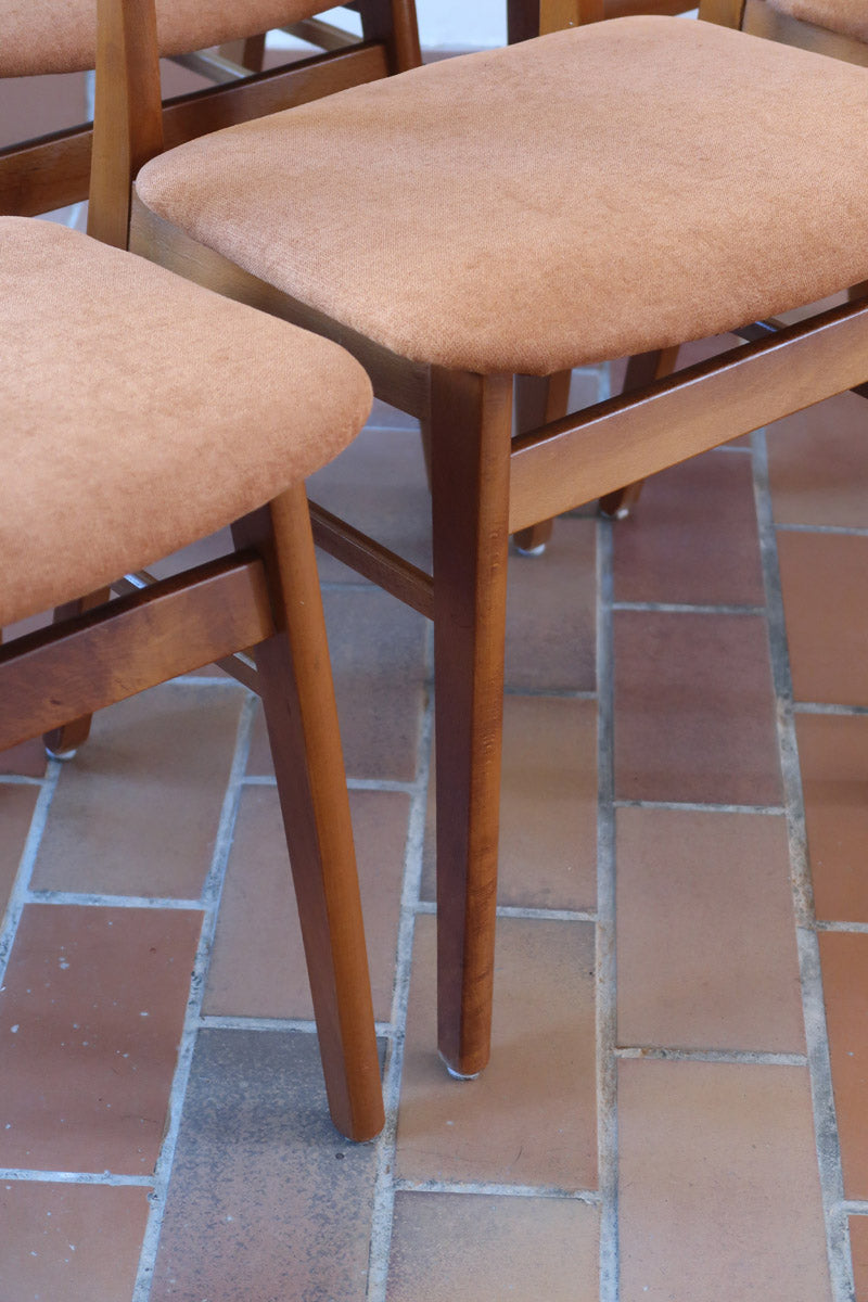 Six chaises Farstrup en teck des années 60 avec assises retapissées ton chaud et dossier galbé scandinave.