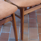 Six chaises Farstrup en teck des années 60 avec assises retapissées ton chaud et dossier galbé scandinave.