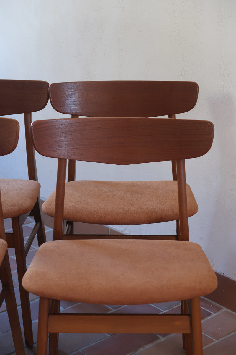 Six chaises Farstrup en teck des années 60 avec assises retapissées ton chaud et dossier galbé scandinave.