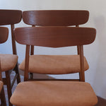Six chaises Farstrup en teck des années 60 avec assises retapissées ton chaud et dossier galbé scandinave.