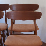 Six chaises Farstrup en teck des années 60 avec assises retapissées ton chaud et dossier galbé scandinave.