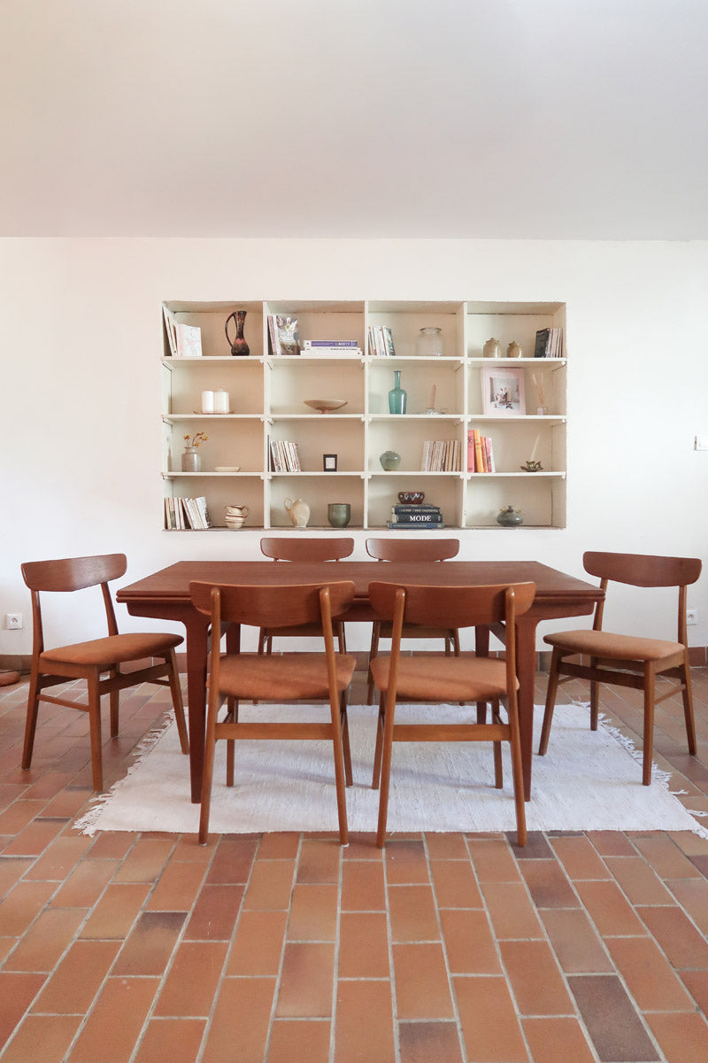 Six chaises Farstrup en teck des années 60 avec assises retapissées ton chaud et dossier galbé scandinave.