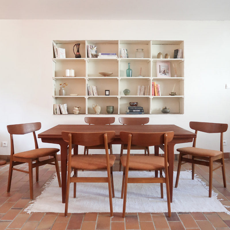 Six chaises Farstrup en teck des années 60 avec assises retapissées ton chaud et dossier galbé scandinave.