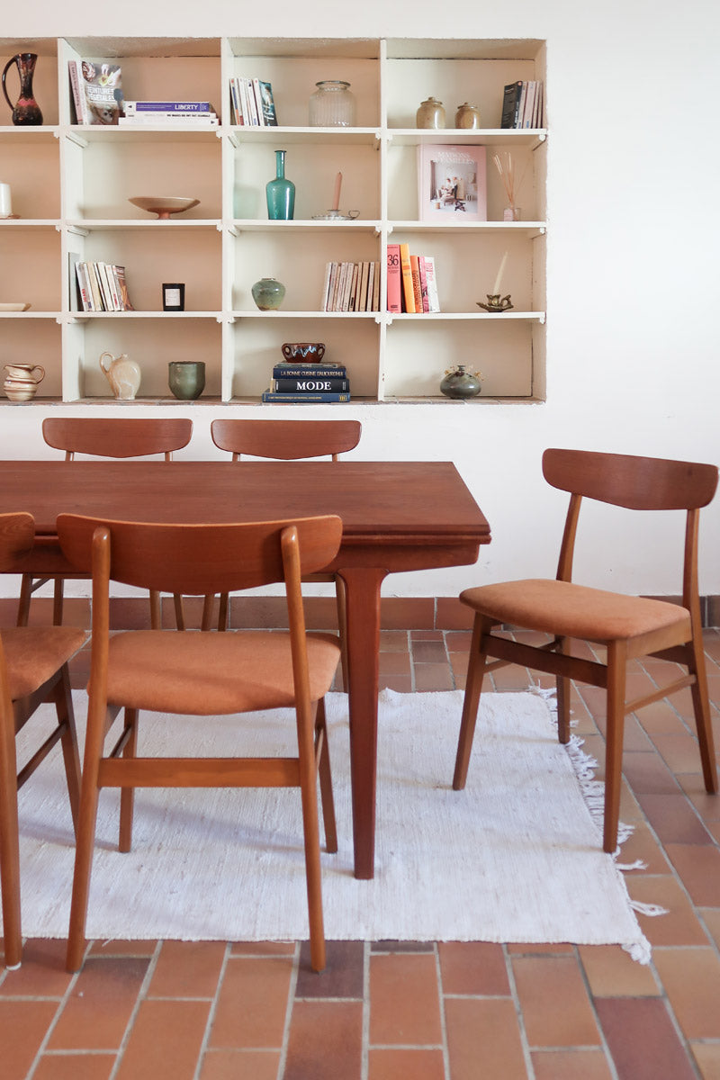 Six chaises Farstrup en teck des années 60 avec assises retapissées ton chaud et dossier galbé scandinave.
