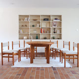 Lot de six chaises vintage des années 80 en pin massif avec assise et dossier en tissu bouclette blanc cassé, style Charlotte Perriand, présentées seules ou mises en situation dans différents espaces.