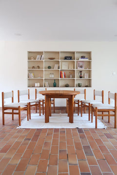 Lot de six chaises vintage des années 80 en pin massif avec assise et dossier en tissu bouclette blanc cassé, style Charlotte Perriand, présentées seules ou mises en situation dans différents espaces.