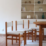 Lot de six chaises vintage des années 80 en pin massif avec assise et dossier en tissu bouclette blanc cassé, style Charlotte Perriand, présentées seules ou mises en situation dans différents espaces.