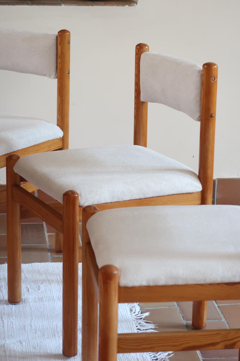Lot de six chaises vintage des années 80 en pin massif avec assise et dossier en tissu bouclette blanc cassé, style Charlotte Perriand, présentées seules ou mises en situation dans différents espaces.