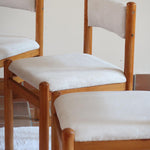 Lot de six chaises vintage des années 80 en pin massif avec assise et dossier en tissu bouclette blanc cassé, style Charlotte Perriand, présentées seules ou mises en situation dans différents espaces.