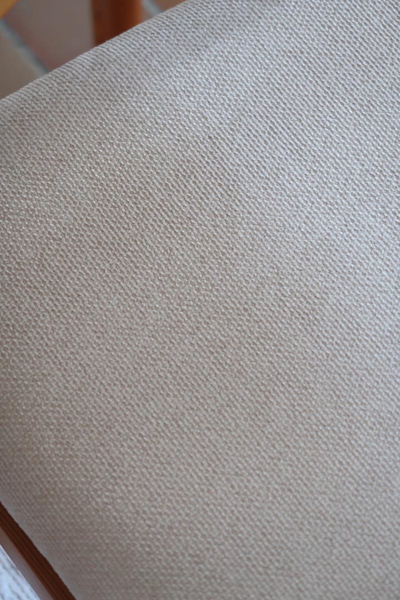 Lot de six chaises vintage des années 80 en pin massif avec assise et dossier en tissu bouclette blanc cassé, style Charlotte Perriand, présentées seules ou mises en situation dans différents espaces.