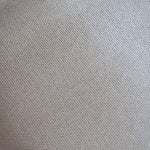 Lot de six chaises vintage des années 80 en pin massif avec assise et dossier en tissu bouclette blanc cassé, style Charlotte Perriand, présentées seules ou mises en situation dans différents espaces.