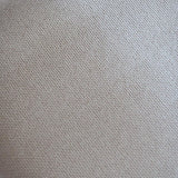 Lot de six chaises vintage des années 80 en pin massif avec assise et dossier en tissu bouclette blanc cassé, style Charlotte Perriand, présentées seules ou mises en situation dans différents espaces.