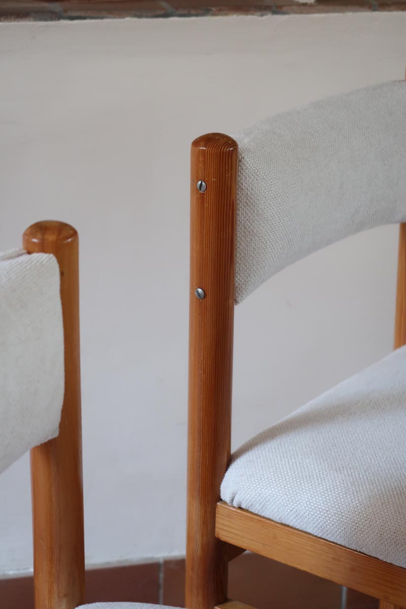 Lot de six chaises vintage des années 80 en pin massif avec assise et dossier en tissu bouclette blanc cassé, style Charlotte Perriand, présentées seules ou mises en situation dans différents espaces.