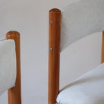 Lot de six chaises vintage des années 80 en pin massif avec assise et dossier en tissu bouclette blanc cassé, style Charlotte Perriand, présentées seules ou mises en situation dans différents espaces.