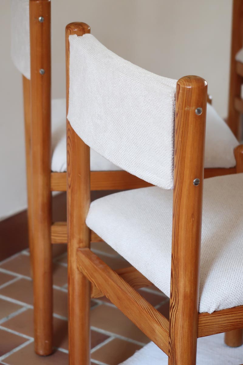 Lot de six chaises vintage des années 80 en pin massif avec assise et dossier en tissu bouclette blanc cassé, style Charlotte Perriand, présentées seules ou mises en situation dans différents espaces.