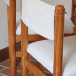 Lot de six chaises vintage des années 80 en pin massif avec assise et dossier en tissu bouclette blanc cassé, style Charlotte Perriand, présentées seules ou mises en situation dans différents espaces.