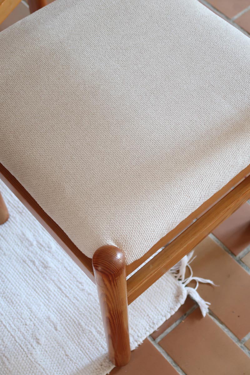 Lot de six chaises vintage des années 80 en pin massif avec assise et dossier en tissu bouclette blanc cassé, style Charlotte Perriand, présentées seules ou mises en situation dans différents espaces.