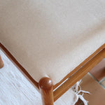 Lot de six chaises vintage des années 80 en pin massif avec assise et dossier en tissu bouclette blanc cassé, style Charlotte Perriand, présentées seules ou mises en situation dans différents espaces.