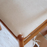 Lot de six chaises vintage des années 80 en pin massif avec assise et dossier en tissu bouclette blanc cassé, style Charlotte Perriand, présentées seules ou mises en situation dans différents espaces.