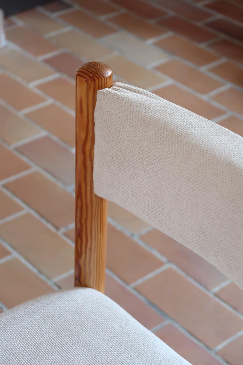 Lot de six chaises vintage des années 80 en pin massif avec assise et dossier en tissu bouclette blanc cassé, style Charlotte Perriand, présentées seules ou mises en situation dans différents espaces.