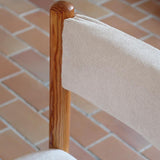 Lot de six chaises vintage des années 80 en pin massif avec assise et dossier en tissu bouclette blanc cassé, style Charlotte Perriand, présentées seules ou mises en situation dans différents espaces.