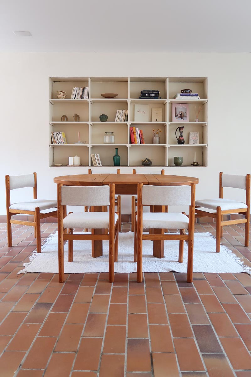 Lot de six chaises vintage des années 80 en pin massif avec assise et dossier en tissu bouclette blanc cassé, style Charlotte Perriand, présentées seules ou mises en situation dans différents espaces.