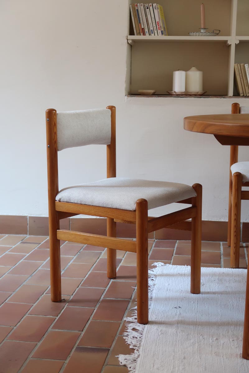 Lot de six chaises vintage des années 80 en pin massif avec assise et dossier en tissu bouclette blanc cassé, style Charlotte Perriand, présentées seules ou mises en situation dans différents espaces.