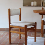 Lot de six chaises vintage des années 80 en pin massif avec assise et dossier en tissu bouclette blanc cassé, style Charlotte Perriand, présentées seules ou mises en situation dans différents espaces.