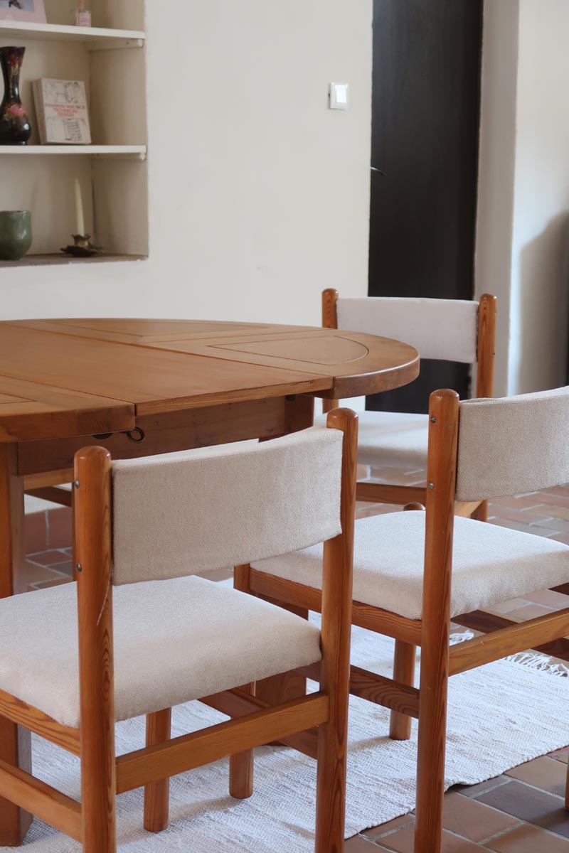 Lot de six chaises vintage des années 80 en pin massif avec assise et dossier en tissu bouclette blanc cassé, style Charlotte Perriand, présentées seules ou mises en situation dans différents espaces.