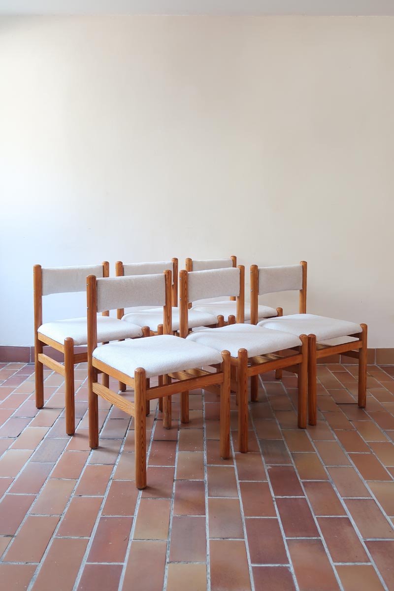 Lot de six chaises vintage des années 80 en pin massif avec assise et dossier en tissu bouclette blanc cassé, style Charlotte Perriand, présentées seules ou mises en situation dans différents espaces.