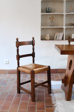 Suite de 6 chaises rustiques vintage en chêne massif paillé, dossier à deux traverses et montants tournés terminés en boule, assises paillées main, esprit Charles Dudouyt années 40-50