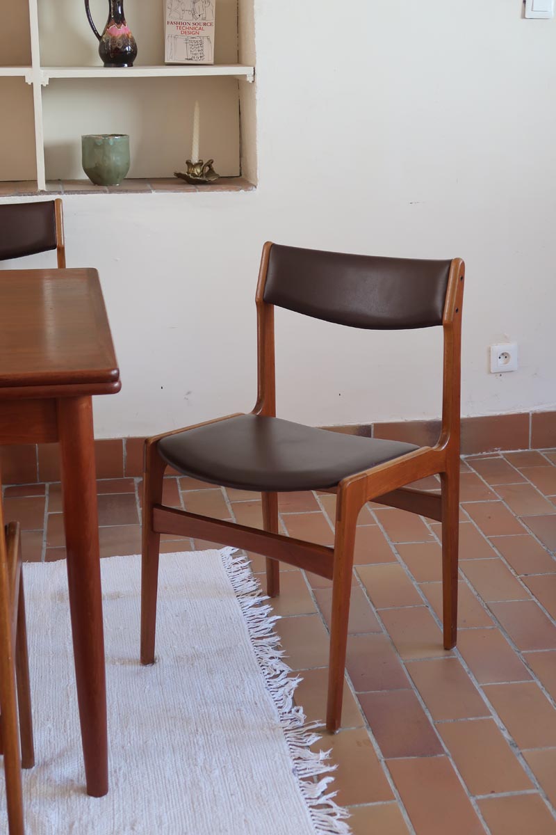 Lot de cinq chaises scandinaves vintage en teck des années 60, style Erik Buch, avec assise et dossier en skaï marron, accompagné d’une sixième chaise offerte présentant une petite déchirure sur le dossier, présentées seules et en mise en situation.