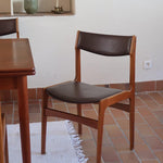 Lot de cinq chaises scandinaves vintage en teck des années 60, style Erik Buch, avec assise et dossier en skaï marron, accompagné d’une sixième chaise offerte présentant une petite déchirure sur le dossier, présentées seules et en mise en situation.