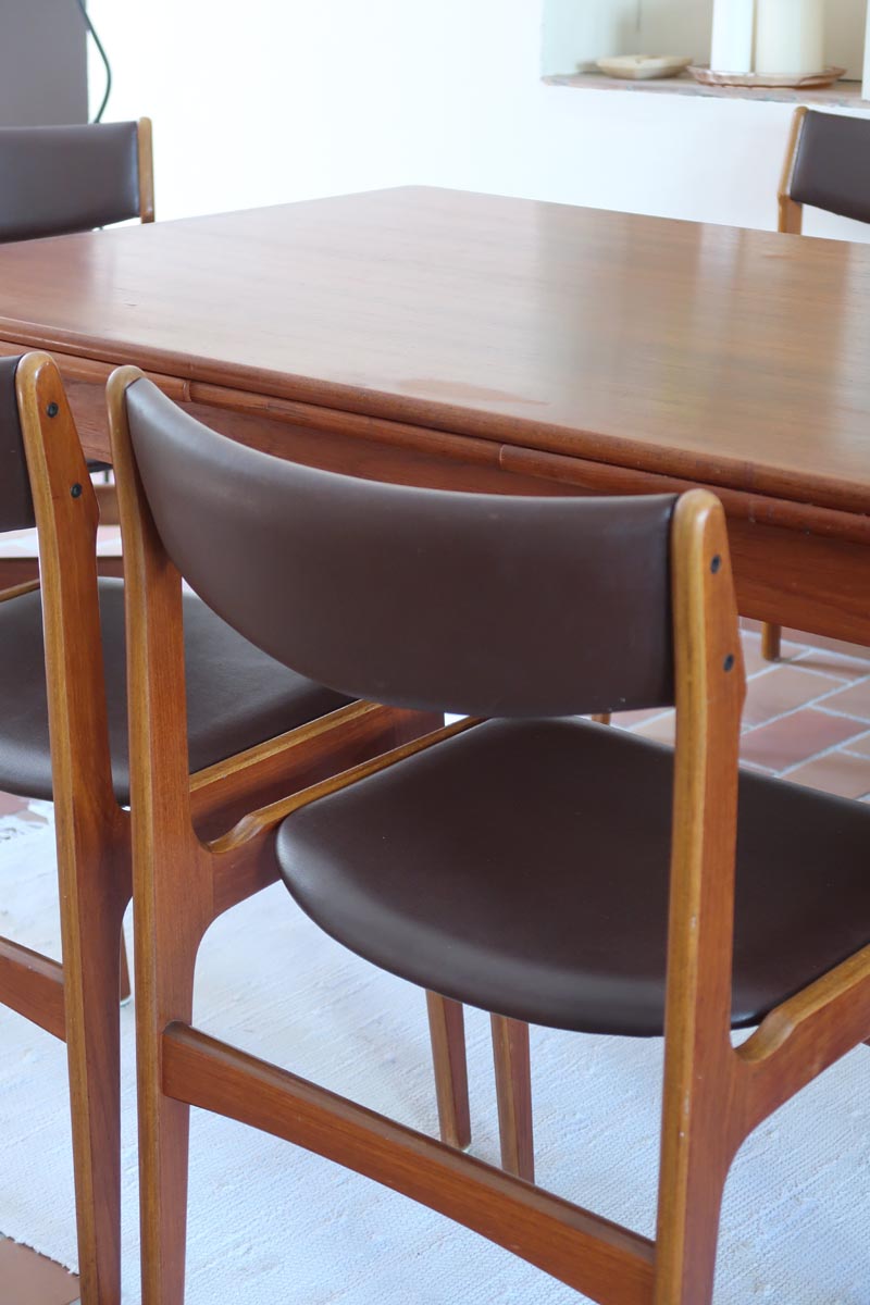 Lot de cinq chaises scandinaves vintage en teck des années 60, style Erik Buch, avec assise et dossier en skaï marron, accompagné d’une sixième chaise offerte présentant une petite déchirure sur le dossier, présentées seules et en mise en situation.