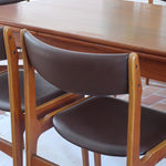 Lot de cinq chaises scandinaves vintage en teck des années 60, style Erik Buch, avec assise et dossier en skaï marron, accompagné d’une sixième chaise offerte présentant une petite déchirure sur le dossier, présentées seules et en mise en situation.