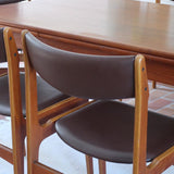 Lot de cinq chaises scandinaves vintage en teck des années 60, style Erik Buch, avec assise et dossier en skaï marron, accompagné d’une sixième chaise offerte présentant une petite déchirure sur le dossier, présentées seules et en mise en situation.