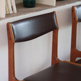Lot de cinq chaises scandinaves vintage en teck des années 60, style Erik Buch, avec assise et dossier en skaï marron, accompagné d’une sixième chaise offerte présentant une petite déchirure sur le dossier, présentées seules et en mise en situation.